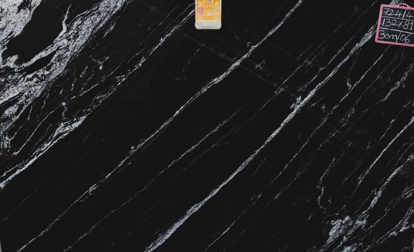Silver Waves Dual 724 - Granite & Quartzite - 132'x 81 ' - Black white